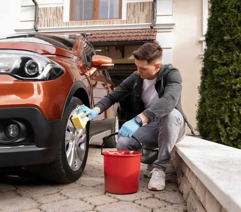 Lavage auto à domicile Saint-Martial-le-Mont : professionnel intervenant sur un véhicule
